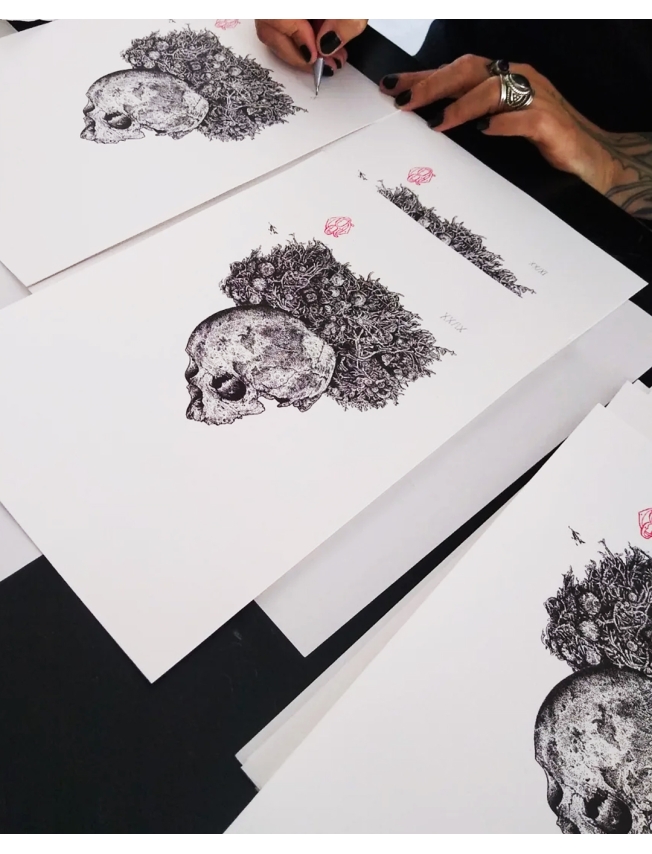 RESTING MOON - Odona Bones - 9